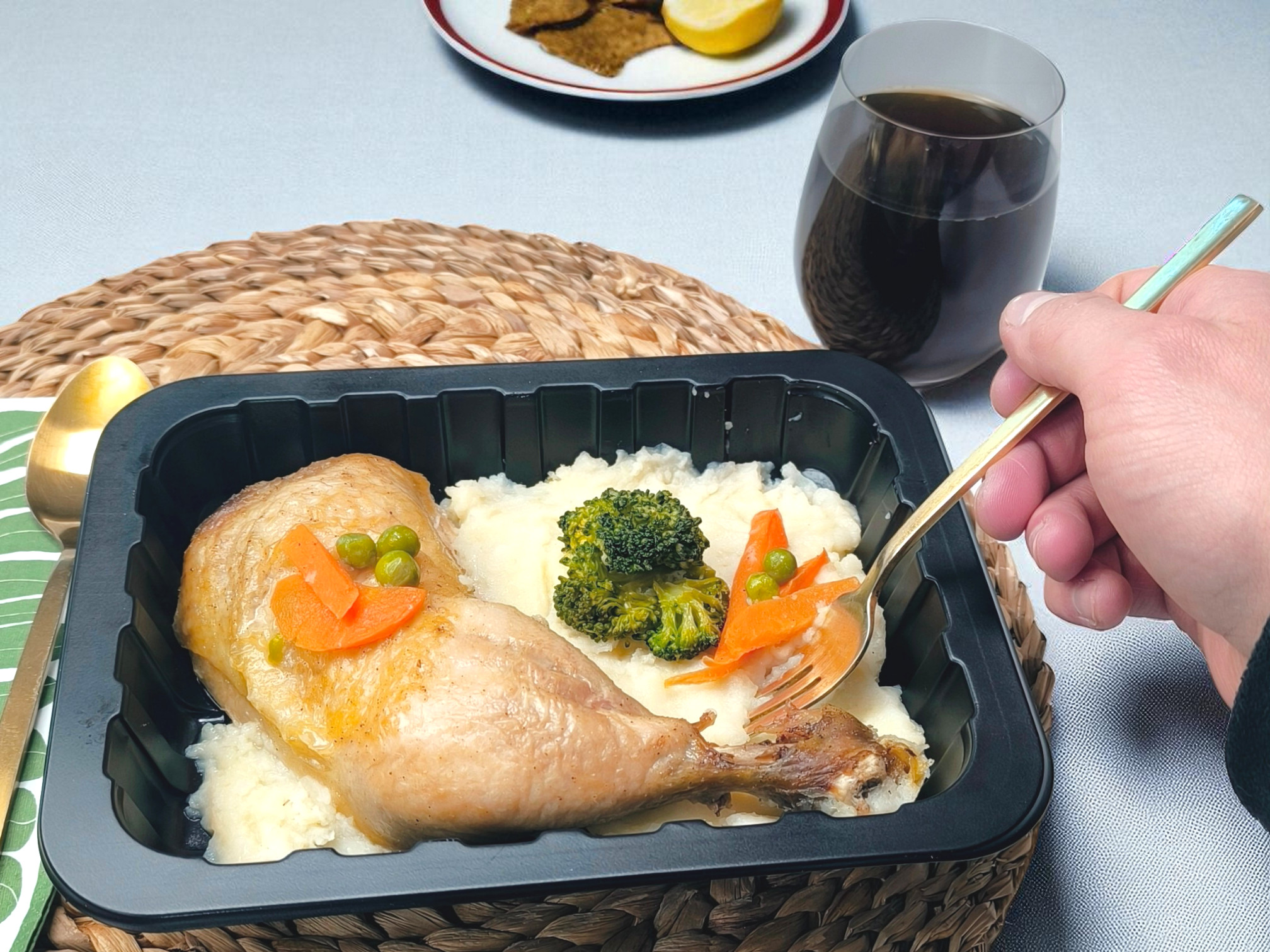 Trutro Entero de Pollo Asado con Puré de Papas.