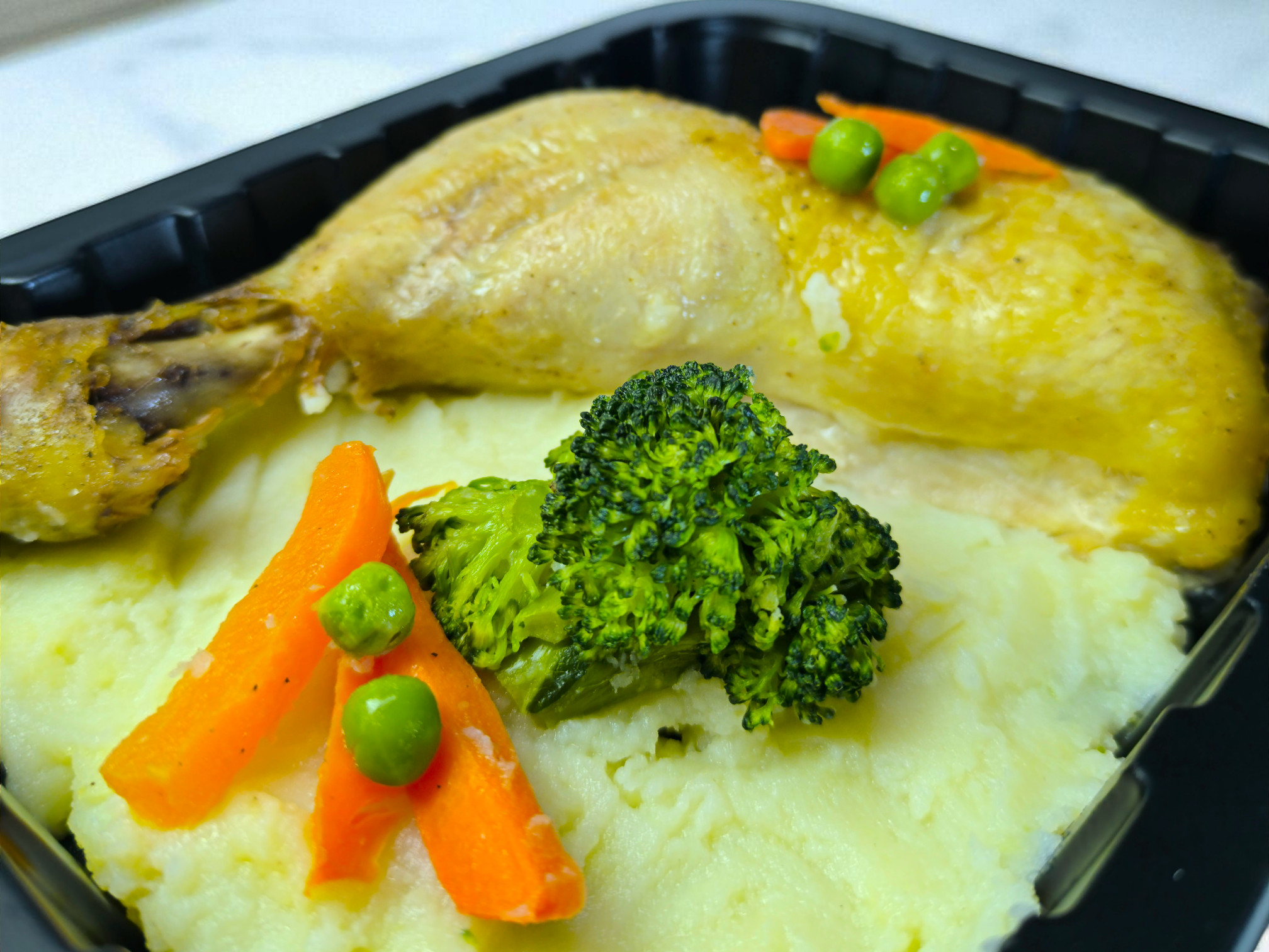 Trutro Entero de Pollo Asado con Puré de Papas.