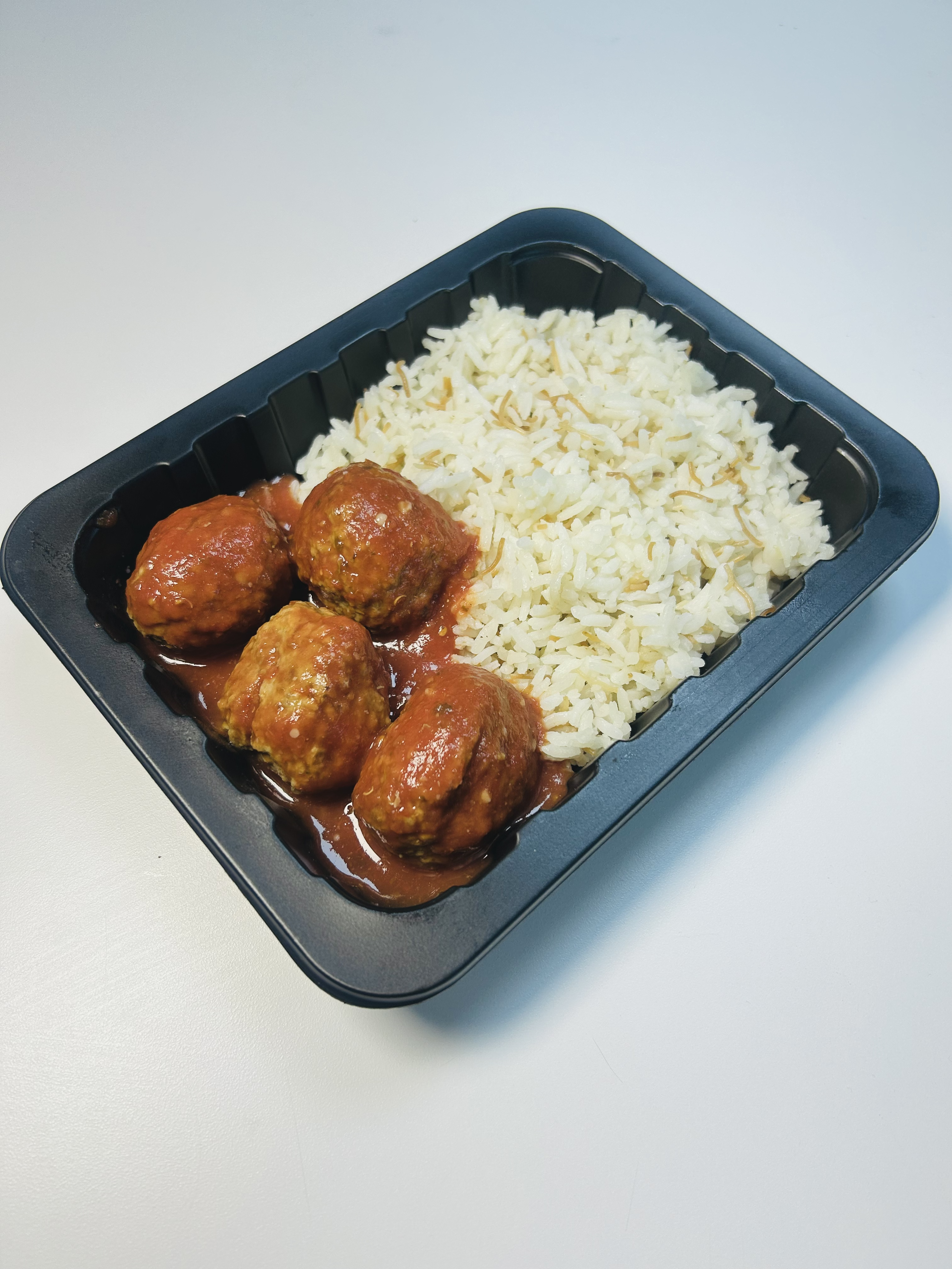 Albóndigas con Salsa de Tomate y Arroz Árabe