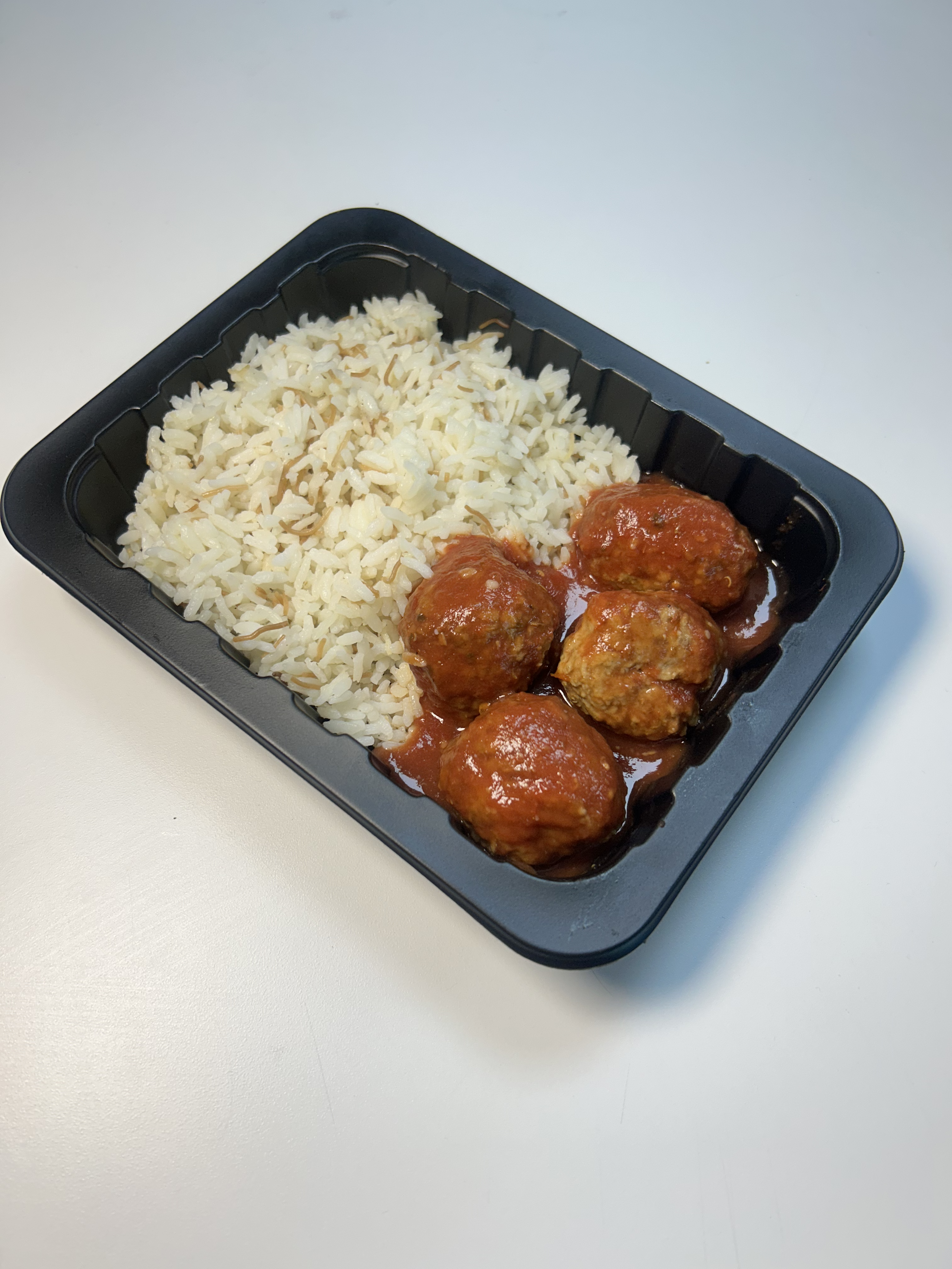 Albóndigas con Salsa de Tomate y Arroz Árabe