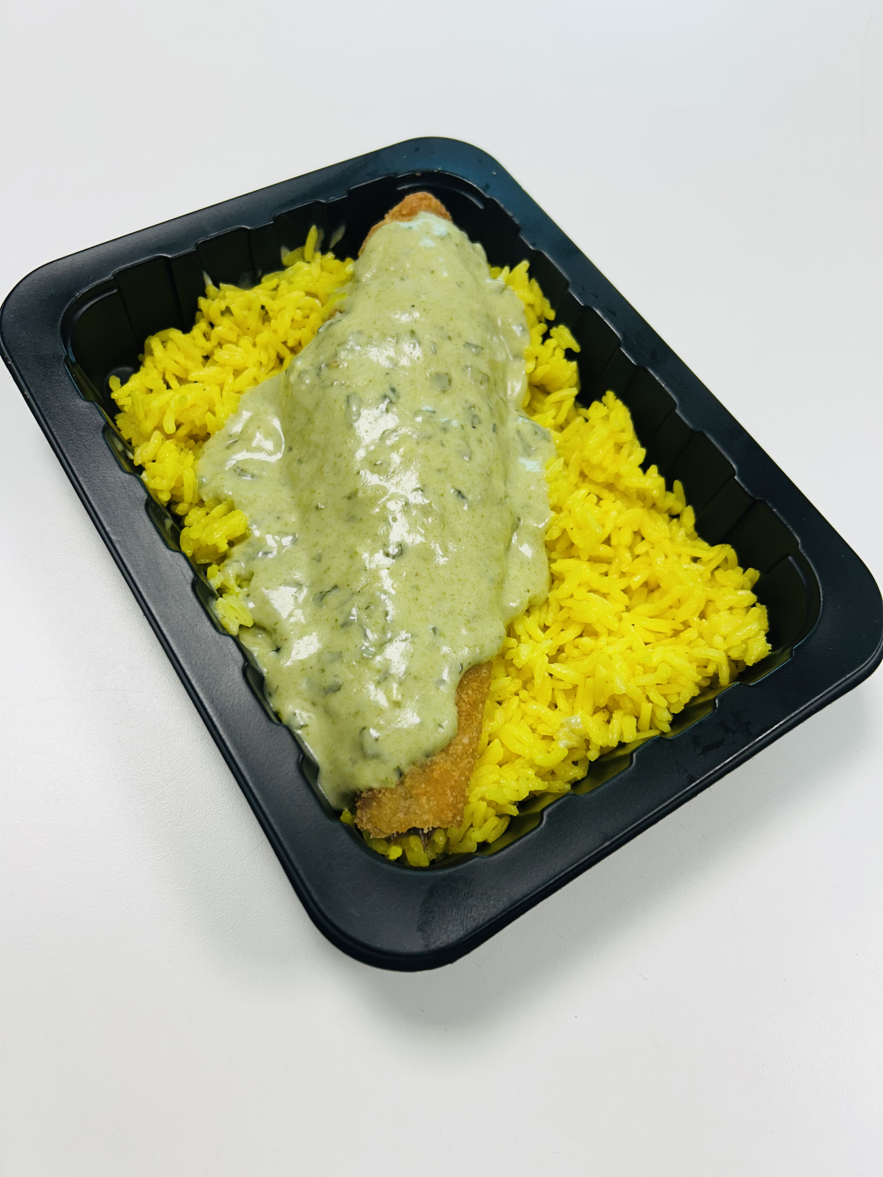 Merluza Apanada con Salsa de Espinaca y Arroz Curry.