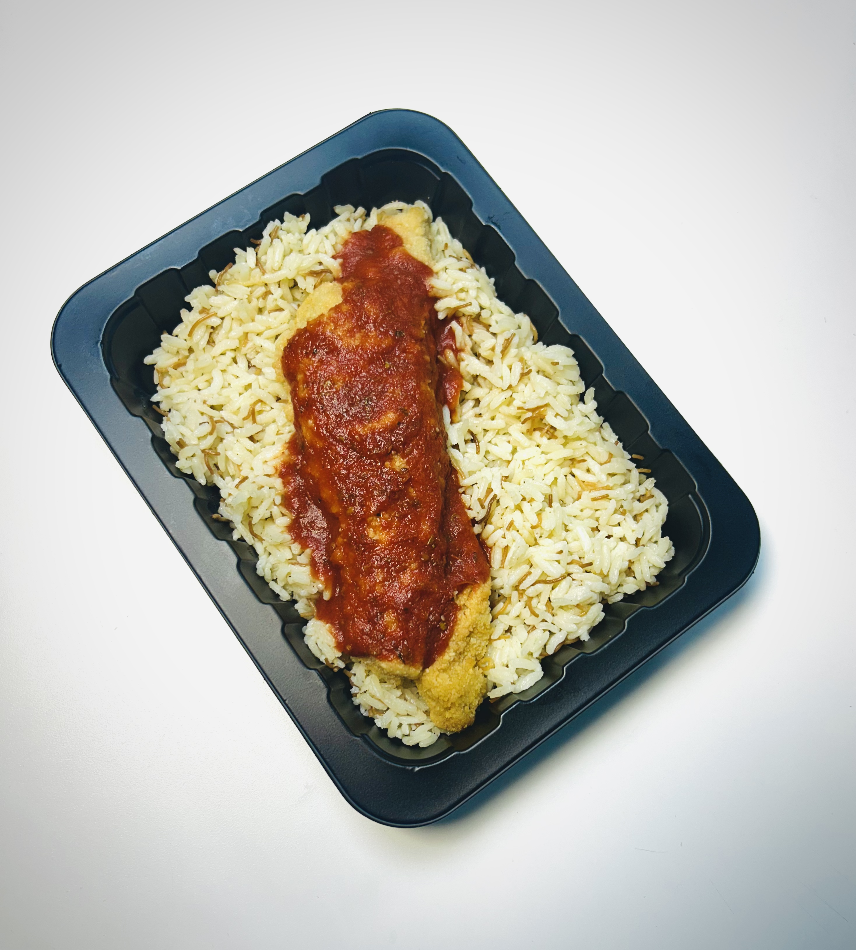 Merluza Apanada con Salsa Pomodoro y Arroz Árabe