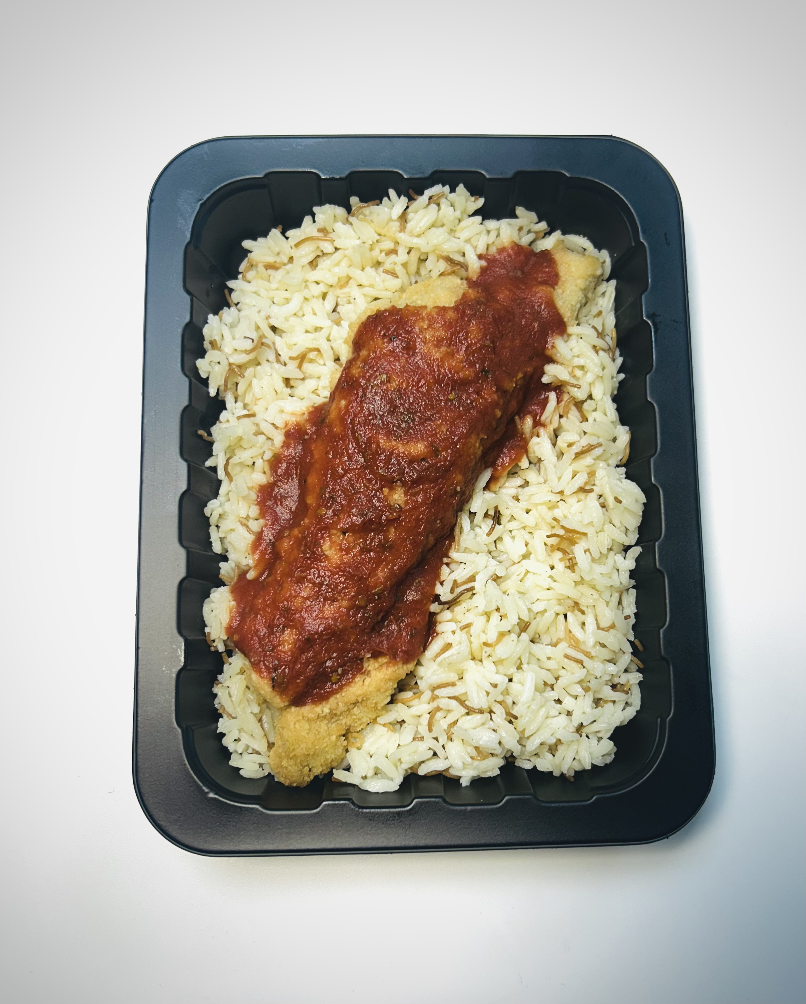 Merluza Apanada con Salsa Pomodoro y Arroz Árabe